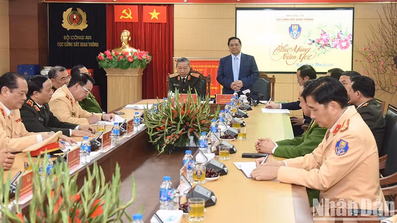 Премьер-министр Фам Минь Тьинь выступает на встрече.