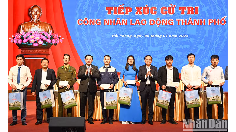 Вручение подарков выдающимся трудящимся города Хайфона. 