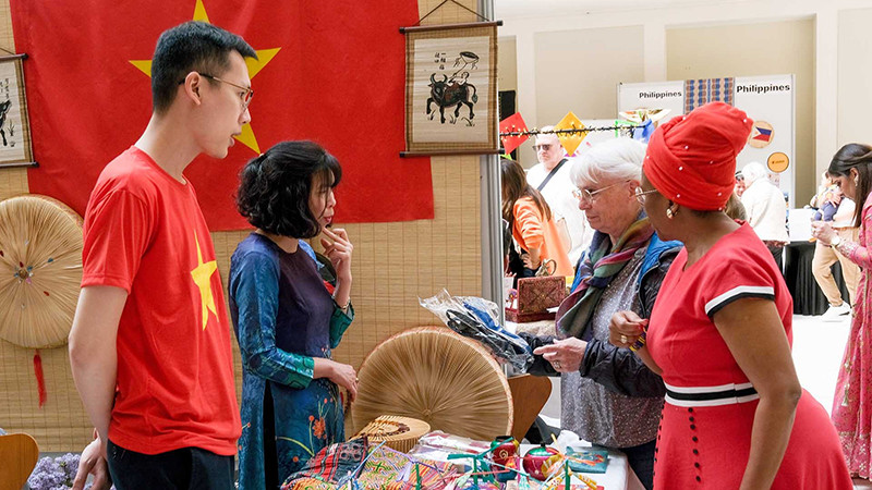 Гости посещают стенд Вьетнама на ярмарке. Фото: baoquocte.vn
