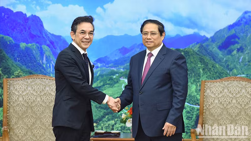 Премьер-министр Фам Минь Тьинь (справа) и Посол Таиланда во Вьетнаме Никорндей Баланкура. Фото: Чан Хай 