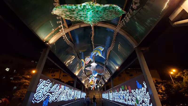 Пешеходный мост через улицу Чаннянзуат выглядит как аквариумный туннель. 