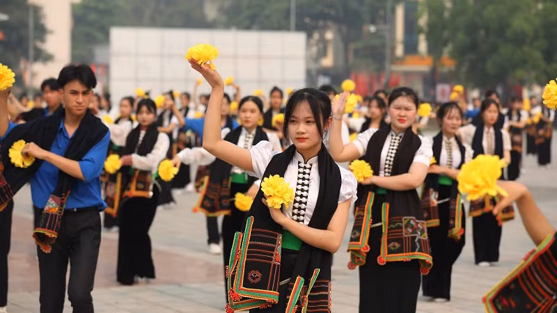 Ученики средних школ в уезде Дьенбьен и средней этнической школы-интерната провинции Дьенбьен исполняют танец на площади 7 мая.
