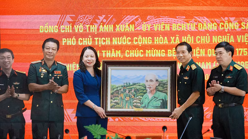 Вице-президент Во Тхи Ань Суан поздравляет с праздником сотрудников Центрального военного госпиталя №175. Фото: ВИА