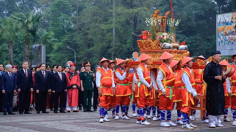 Премьер-министр Фам Минь Тьинь и руководители Партии, Государства, провинции Футхо и других местностей участвуют в церемонии воскурения благовоний в память о королях Хунгах. Фото: VGP