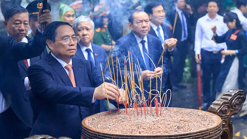Премьер-министр Фам Минь Тьинь зажигает благовония в память о королях Хунгов. Фото: VGP