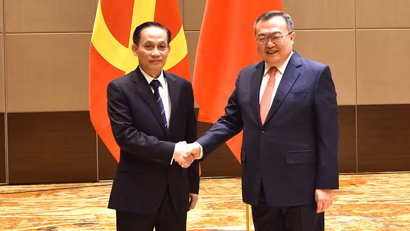 Заведующий Отделом ЦК КПВ по внешним связям Ле Хоай Чунг (слева) и Заведующий Отделом международных связей ЦК КПК Лю Цзяньчао.