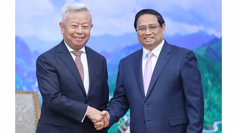 Премьер-министр Фам Минь Тьинь (справа) и Президента АБИИ Цзинь Лицюнь. Фото: VGP