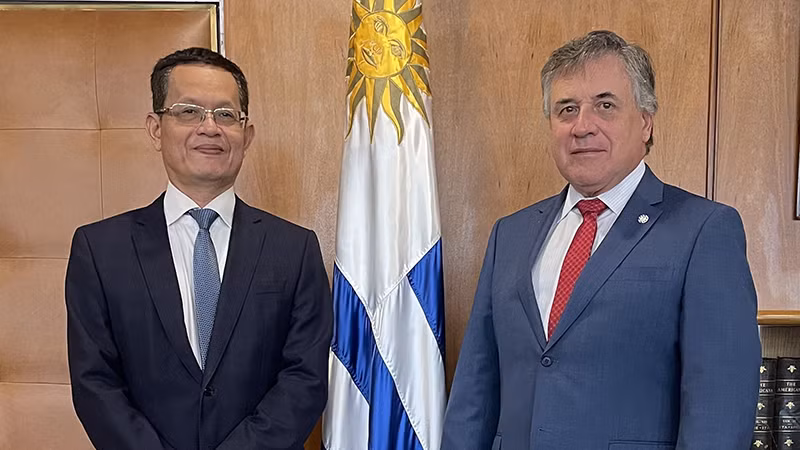 Посол Вьетнама Зыонг Куок Тхань (слева) и Министр иностранных дел Уругвая Омар Паганини. Фото: ВИА