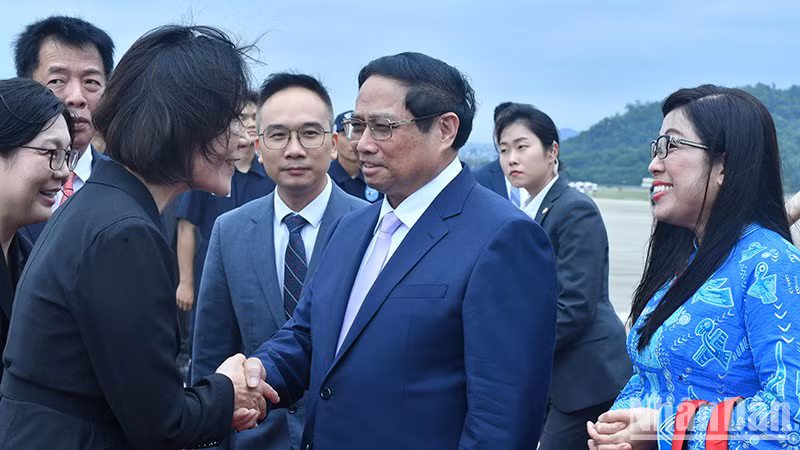 Высокопоставленные чиновники РК встречают Премьер-министра с супругой. Высокопоставленные чиновники РК встречают Премьер-министра с супругой.