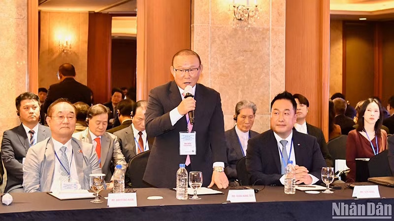 Тренер Пак Хан Со выступает на встрече. Тренер Пак Хан Со выступает на встрече.