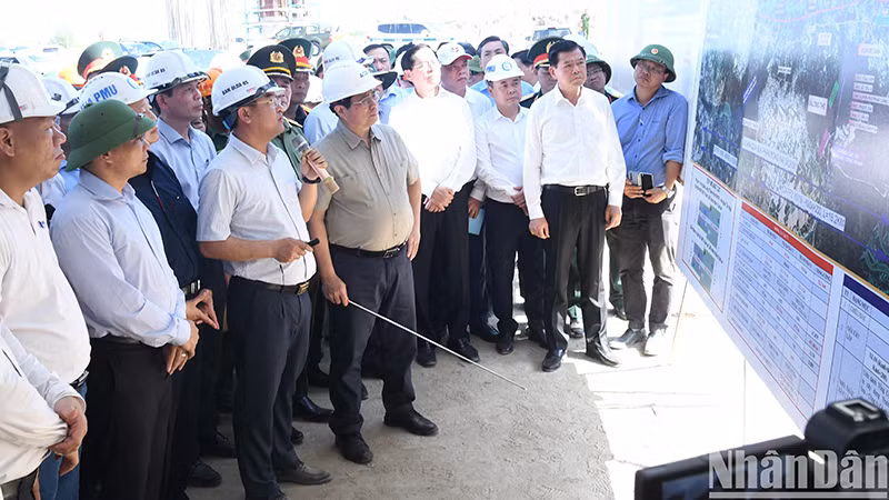 Премьер-министр заслушивает отчет о строительстве проекта. 