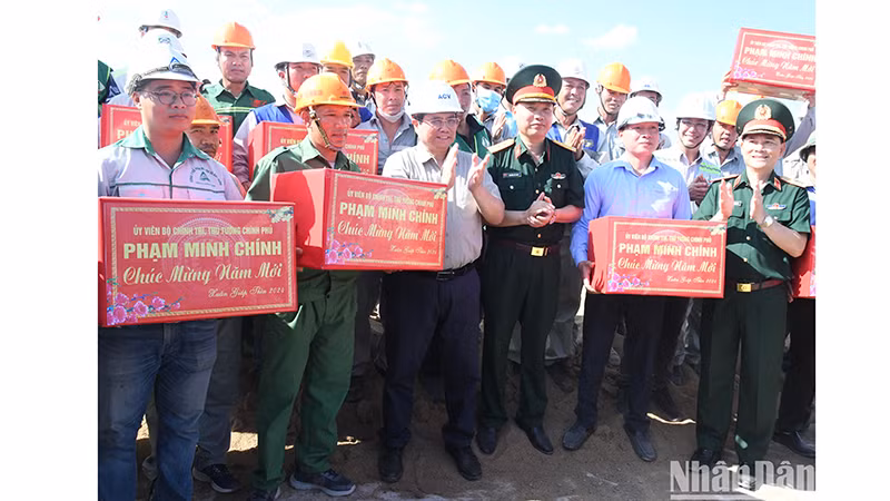 Премьер-министр Фам Минь Тьинь поздравляет рабочих на площадке строительства скоростной автомагистрали Биенхоа-Вунгтау с Новым годом.