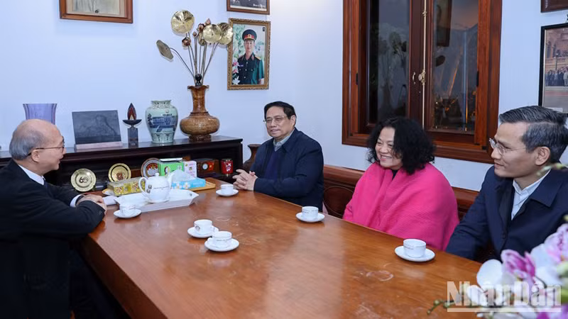 Премьер-министр Фам Минь Тьинь поздравляет родственников бывшего Премьер-министра Фам Ван Донга с наступающим Новым годом по лунному календарю.