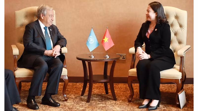 Вице-президент Во Тхи Ань Суан на встрече с Генеральным секретарем ООН Антониу Гутерришем. Фото: ВИА