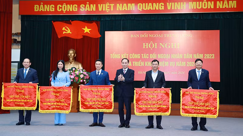 Вручение знамен соревнований выдающимся коллективам. Фото: ВИА