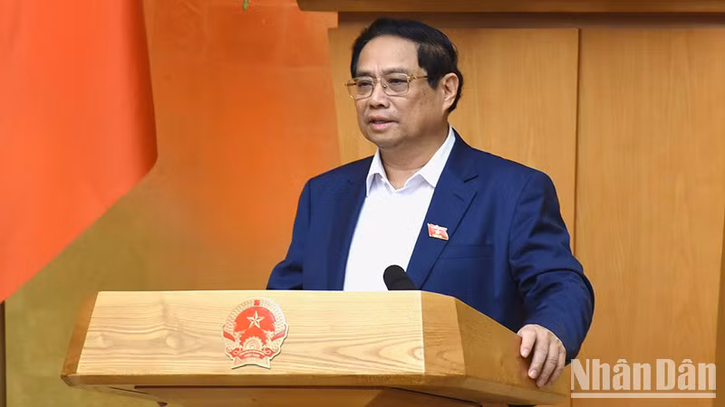 Премьер-министр Фам Минь Тьинь выступает на заседании.