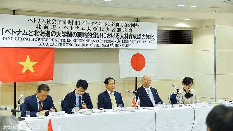 Министр Буй Тхань Шон (в центре) выступает на беседе. Фото: baoquocte.vn