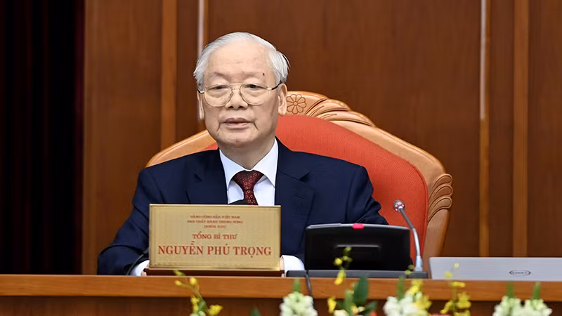 Генеральный секретарь ЦК КПВ Нгуен Фу Чонг выступает на закрытии пленума.