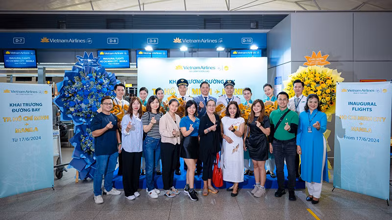 Пассажиры и экипаж на церемонии открытия рейса. Фото: ВИА