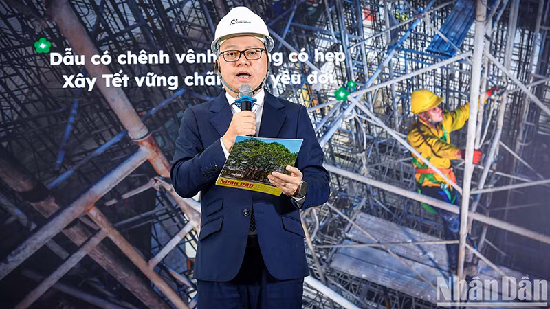 Товарищ Ле Куок Минь выступает на мероприятии.