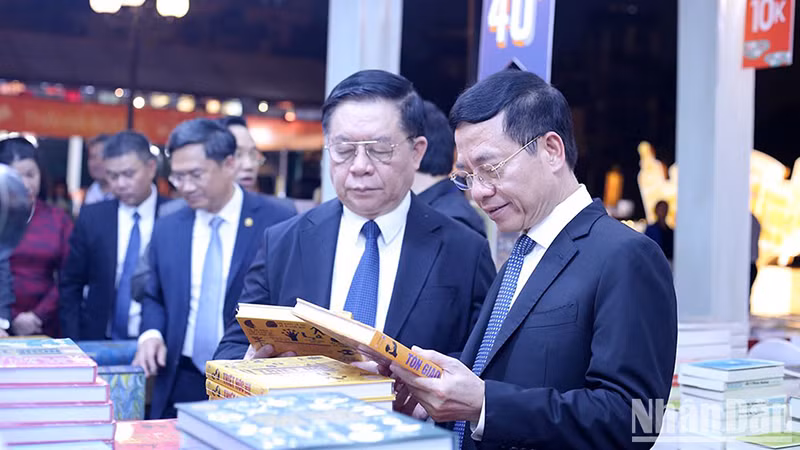 Делегаты посещают стенды на открытии Дня книги и культуры чтения. 