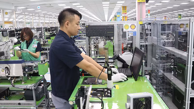 Рабочие компании Samsung Electronics Vietnam в индустриальном парке Йенфонг провинции Бакнинь. Фото: ВИА