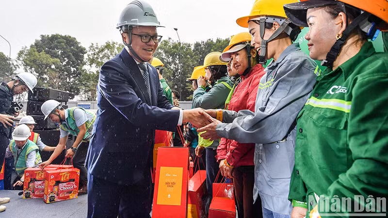 Главный редактор газеты «Нянзан» вручает подарки рабочим строительной площадке Ecopark. 