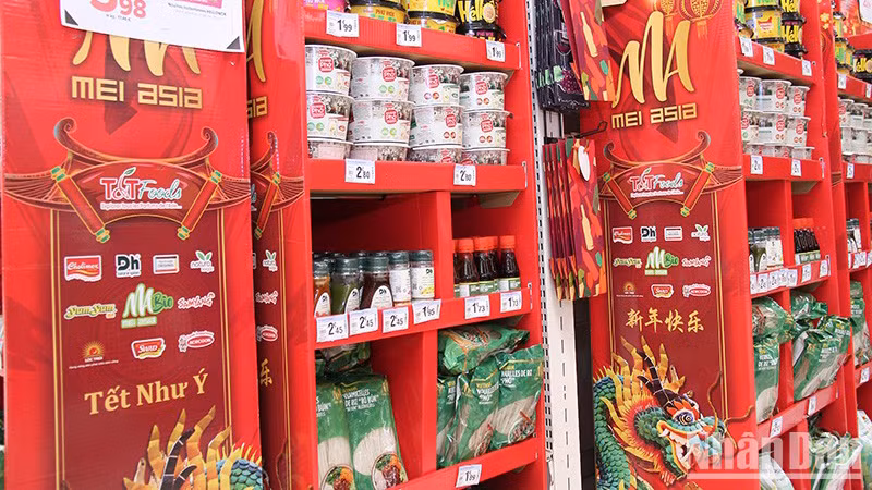 Вьетнамские товары продаются в супермаркете Carrefour во Франции. 