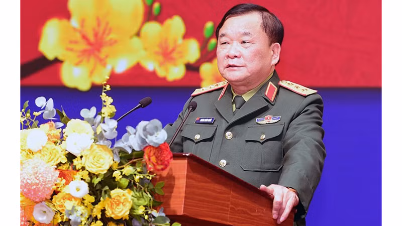 Товарищ Хоанг Суан Тьиен выступает на встрече. 