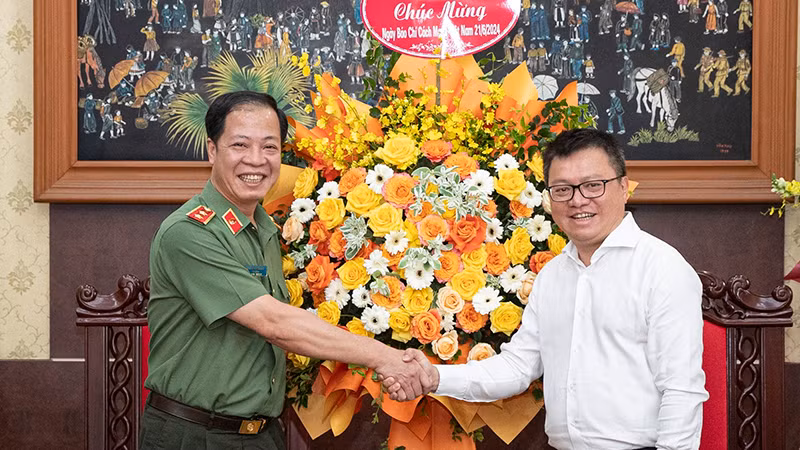 Главный редактор газеты «Нянзан» Ле Куок Минь (справа) встречается с Командующим Силами национальной гвардии, генерал-лейтенантом Чан Хай Куаном.