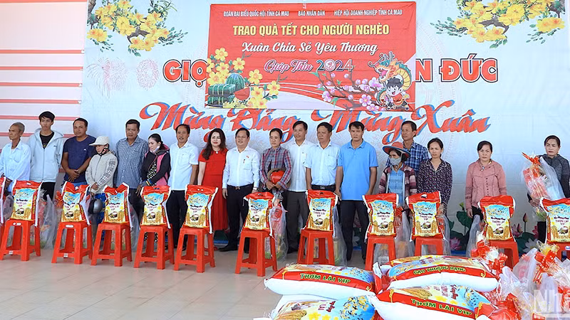 Вручение подарков малоимущим в общине Тандык уезда Дамзой. 