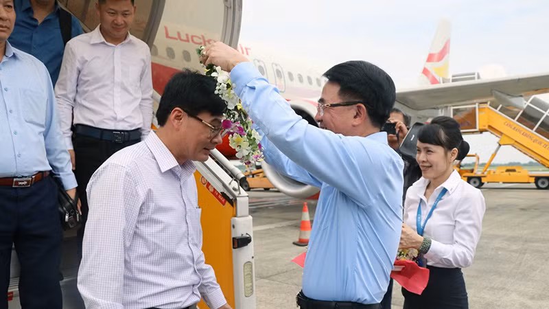 Туристов в аэропорту встречают представители властей города Хайфона. Фото: ВИА