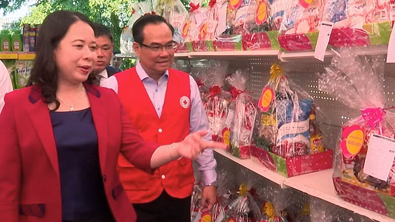 Вице-президент Во Тхи Ань Суан посещает рынок бесплатных товаров для малоимущих в общине Антхать уезда Бенлык. Фото: ВИА