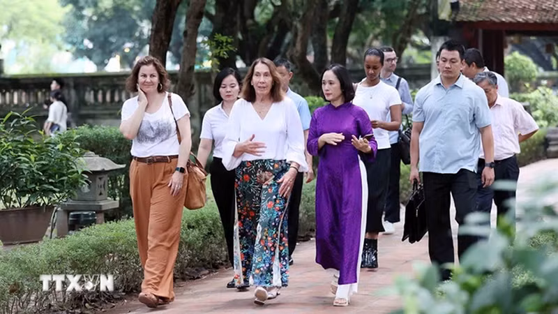 Делегация Сената Австралии посещает Храм литературы Ванмиеу-Куоктыжам. Фото: ВИА