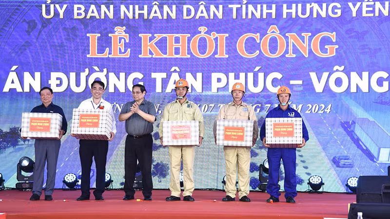 Премьер-министр вручает подарки строительным подразделениям дороги Танфук-Вонгфан.