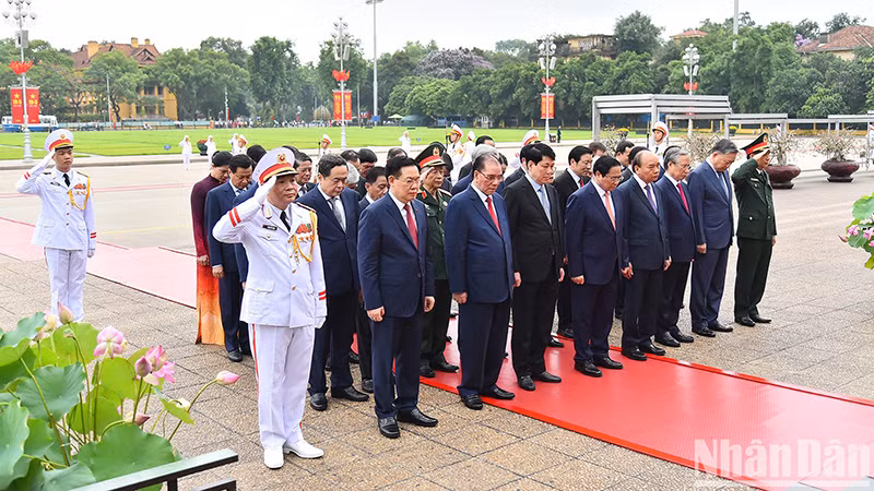 Бывшие и действующие руководители Партии и Государства почтили память Президента Хо Ши Мина.