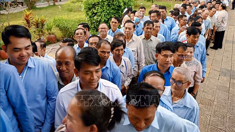 Избиратели выстраиваются в очередь для голосования на выборах в Сенат в Пномпене, 25 февраля 2024 г. Фото: AFP/ВИА