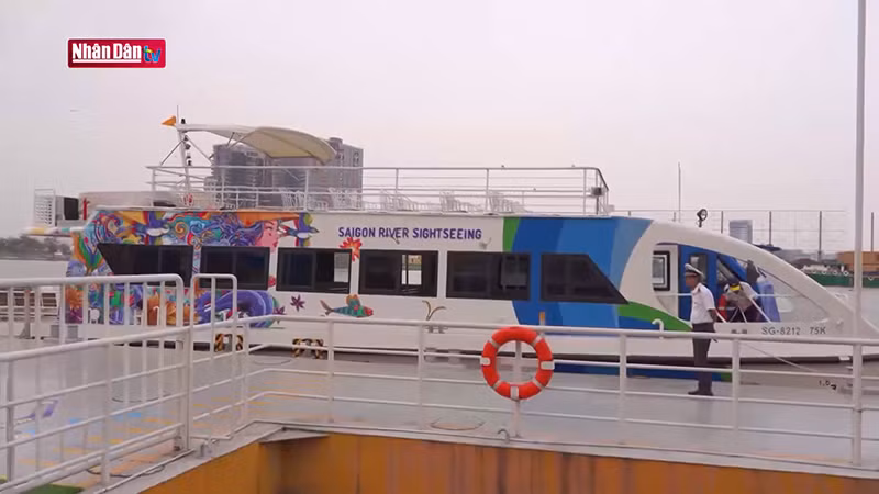 Речной автобус привлекает множество туристов за последнее время.