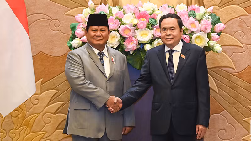 Председатель НС Чан Тхань Ман (справа) и избранный Президент Индонезии Прабово Субианто. Фото: Зюи Линь 