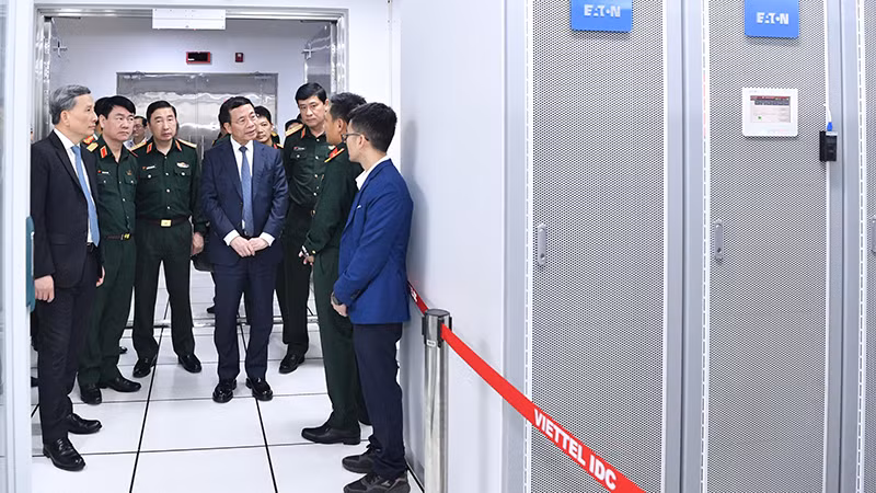 Делегаты посещают дата-центр Вьеттел Хоалак. 