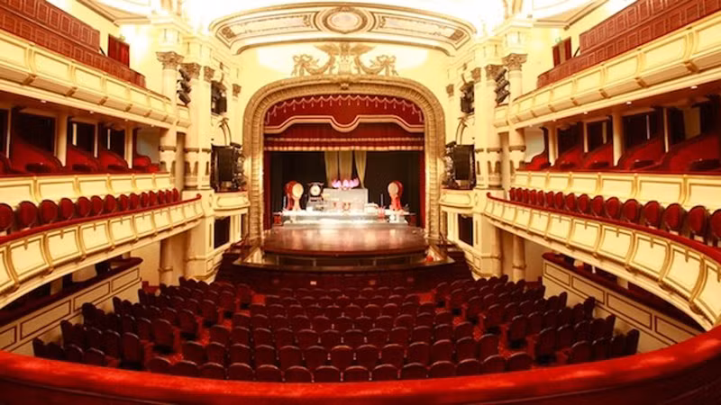 Зрительный зал включает в себя большую сцену и 3 этажа зрительских мест на почти 600 мест. Фото: hanoioperahouse.org.vn