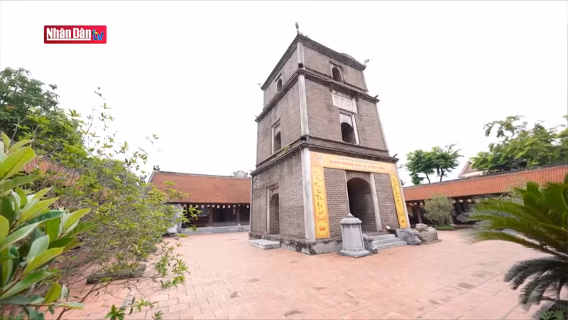 Изюминкой архитектуры пагоды Зау является башня Хоафонг, расположенная посреди двора.