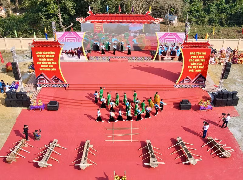 Художественный номер на церемонии. Фото: Чан Хао - Нгуен Туан