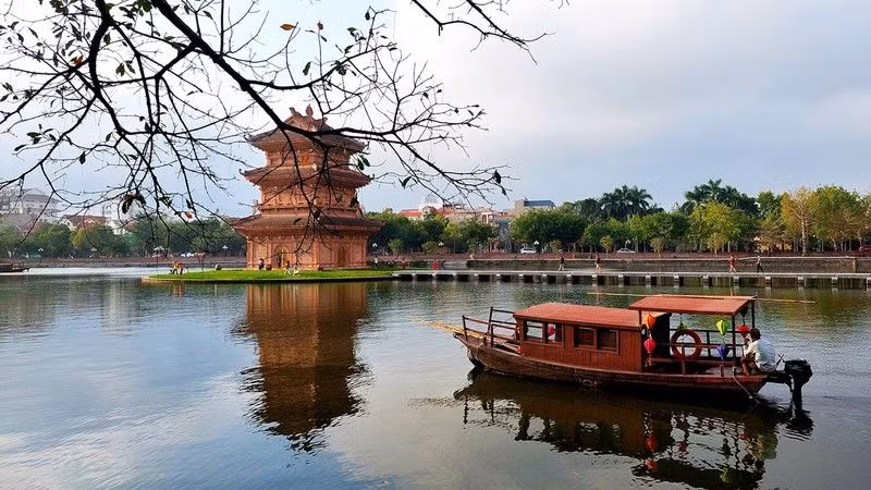 Древний квартал Хоалы находится у озера Килан города Ниньбинь. Фото: Там Шинь