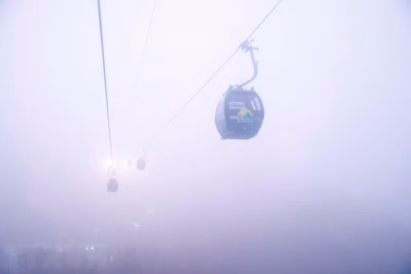 Система канатной дороги у пагоды Хыонг работает для обслуживания туристов и людей, приехавших в пагоду.