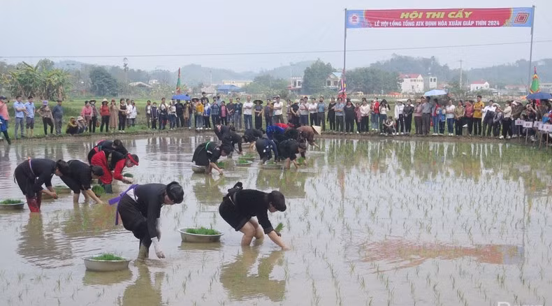 В первой половине дня 19 февраля на площади АТК городка Тьотьу уезда Диньхоа провинции Тхайнгуен состоялась церемония открытия фестиваля Лонгтонг АТК Диньхоа Весной Жап Тхин 2024 года с традиционными культурными особенностями, собравшего тысячи жителей и туристов. Фото: Тхэ Бинь