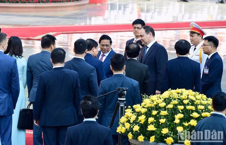 Премьер-министр Фам Минь Тьинь представляет членов вьетнамской делегации Премьер-министру Роману Головченко. Премьер-министр Фам Минь Тьинь представляет членов вьетнамской делегации Премьер-министру Роману Головченко.