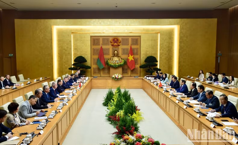 После церемонии встречи стороны провели переговоры. После церемонии встречи стороны провели переговоры.