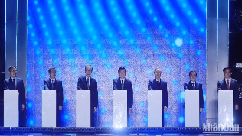 Делегаты выполняют ритуал открытия программы культурного обмена, соединения предприятий Вьетнама и Южной Кореи и Международной ярмарки дельты Северного Вьетнама 2023 года.