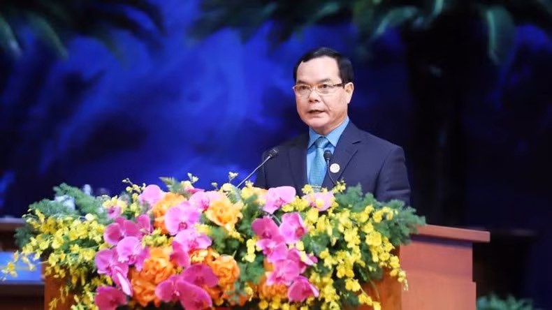 Председатель Всеобщей конфедерации труда Вьетнама Нгуен Динь Кханг выступает с речью.